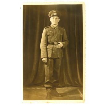 Foto de un soldado de la Wehrmacht en un uniforme de campaña M40 con la insignia temprana. Espenlaub militaria